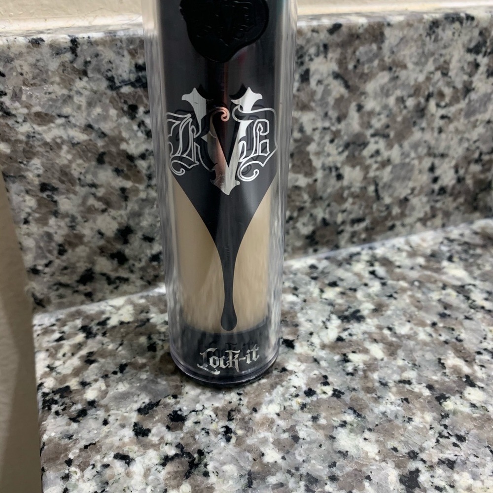 Kat Von D 24Hr Foundation